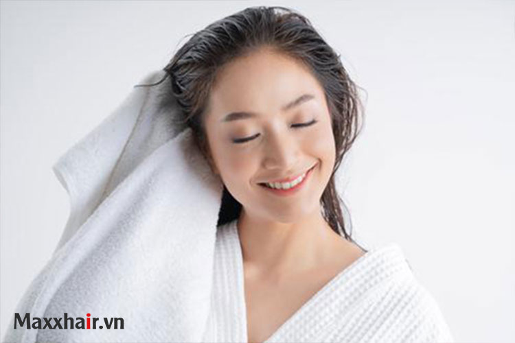 hãy dùng một chiếc khăn bông mềm thấm bóp nhẹ nhàng để tóc khô dần, tránh dùng khăn chà sát mạnh lên tóc tạo