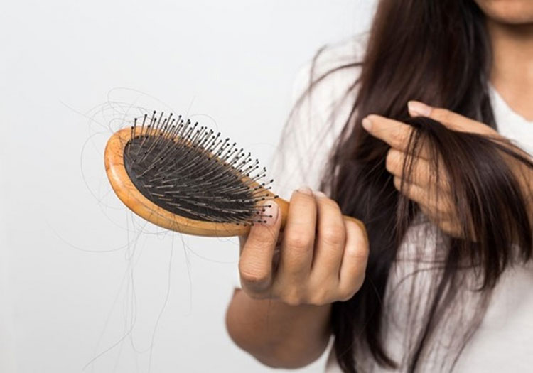 Muốn tóc giảm gãy rụng, tránh ngay 7 thói quen này!