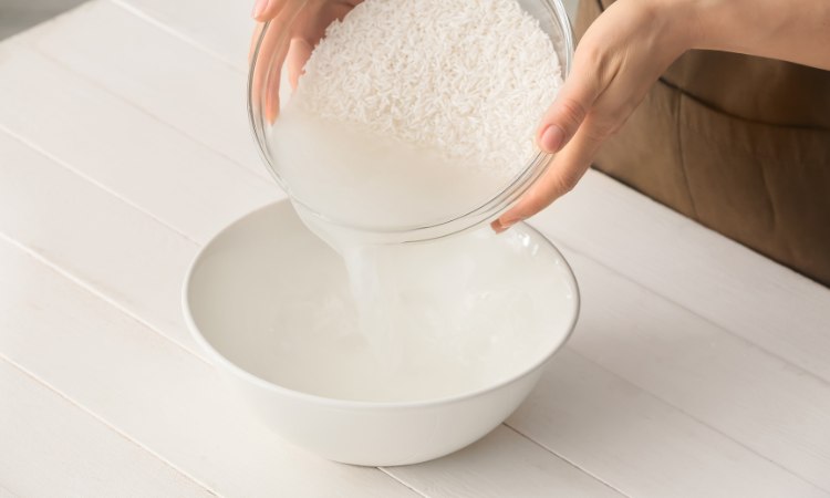 Cách thực hiện ủ tóc bằng nước gạo thường
