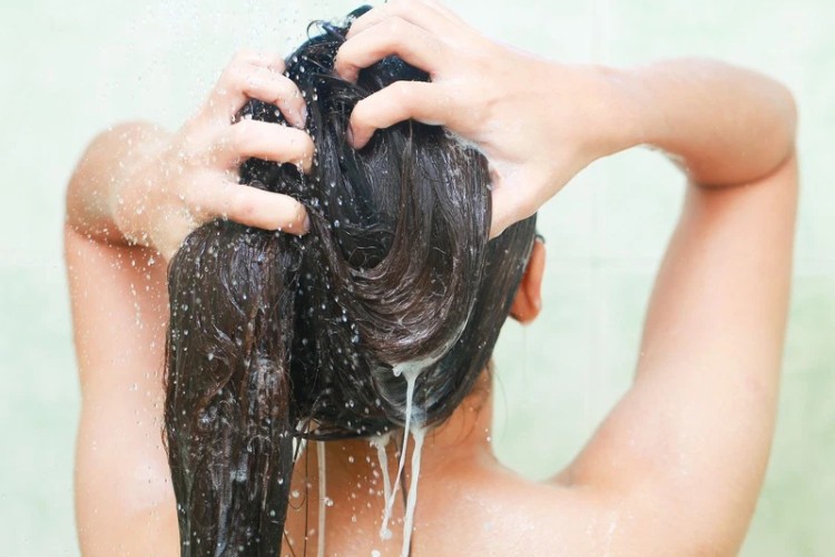 Ủ tóc trước khi gội có thể hấp thụ dưỡng chất tốt hơn